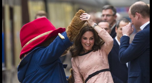 Londra, il ballo di Kate Middleton con l'orso Paddington
