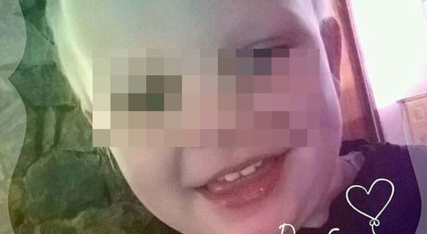 Mobile cade e uccide il figlio di 21 mesi. Madre su Fb: «Teneteli sempre fissati al muro»