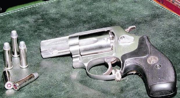 Ladri in casa: rubata una pistola Smith and Wesson calibro 38, con cento colpi