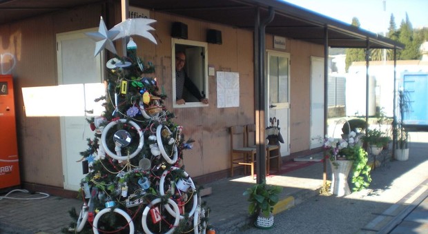 Caserta, nell'isola ecologica spunta l'albero di Natale, trionfo del riciclo