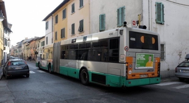 Firenze choc: litiga con l'autista alla fermata e viene investito e ucciso dal bus