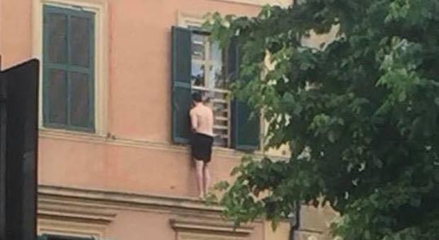 Uomo in mutande in bilico sul cornicione a Roma, amante in fuga? La foto diventa virale