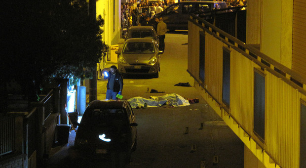 Lite per il parcheggio, spara ai vicini: uccisi in strada padre, figlio e zia. Arrestato l'assassino