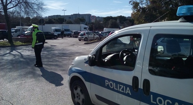 Ancona, blitz dei vigili al mercato: fuggi fuggi di parcheggiatori abusivi