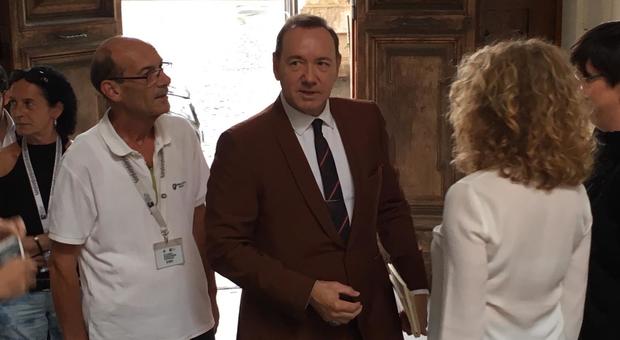 Kevin Spacey a Roma a sorpresa torna a recitare: declamare “Il pugile” a Palazzo Massimo