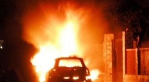 Montesacro, piromani in azione durante la notte, distrutte dieci auto