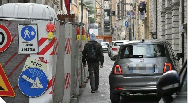 Caos traffico e cantieri, lavori finiti ma suolo pubblico occupato: ultimatum alle imprese per togliere impalcature ad Ascoli