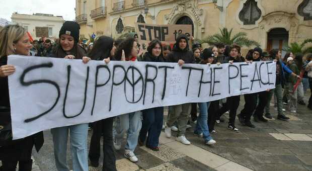 No alla guerra, si manifesta anche a Lecce. Il rettore di Bari: impensabile assistere a scene di Firenze e Pisa