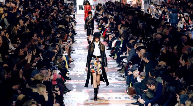 Dior sfila a Parigi in versione anni '60: nella collezione spunta la felpa anti-molestie