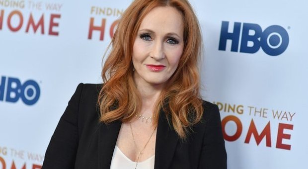 Rowling nella bufera per commenti «anti-trans» e discriminatori per alcune donne su Twitter