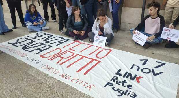 La protesta degli studenti a Bari