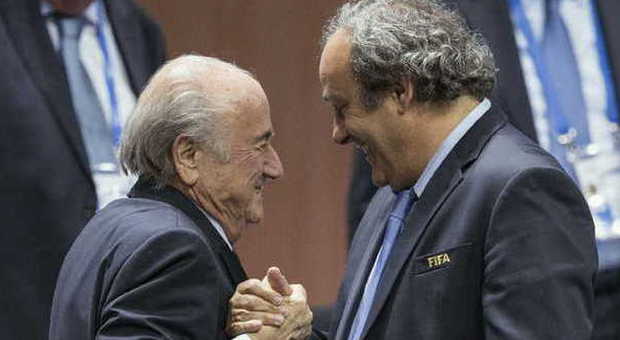 Fifa, Blatter e Platini sospesi per 90 giorni. Platini: «Mi candido lo stesso». Bach: «Ne ho abbastanza»