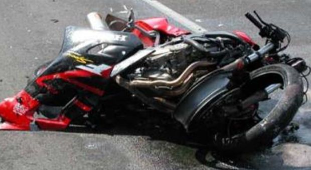 Con la Ducati Monster contro il camioncino: Matteo, motociclista di 44 anni, morto sul colpo