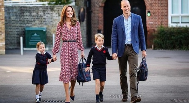 Kate Middleton, primo giorno di scuola di Charlotte. Il gesto della principessina non passa insosservato: «Cosa fa?»