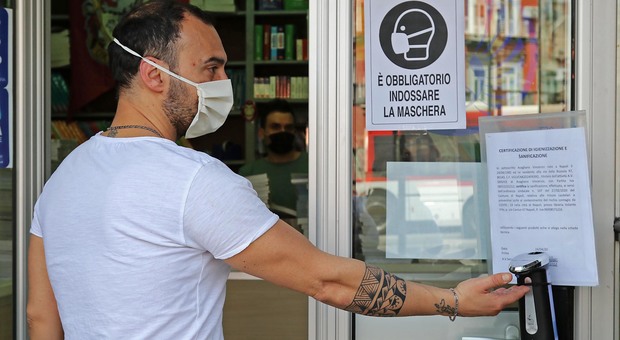 A Napoli, con la mascherina, prima di entrare in un negozio (NewfotoSud, Renato Esposito)