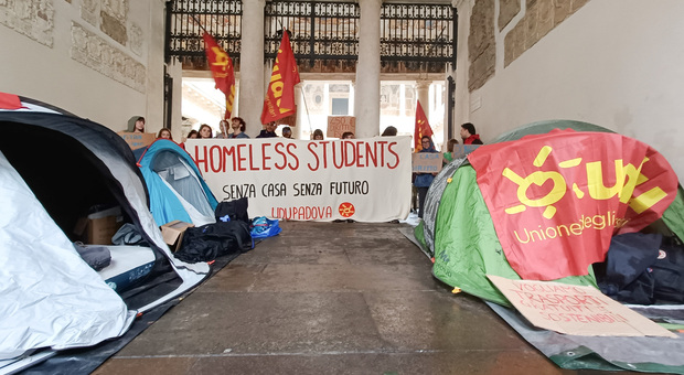 Caro affitti, cinquanta studenti universitari dormono in tenda davanti al palazzo del Bo
