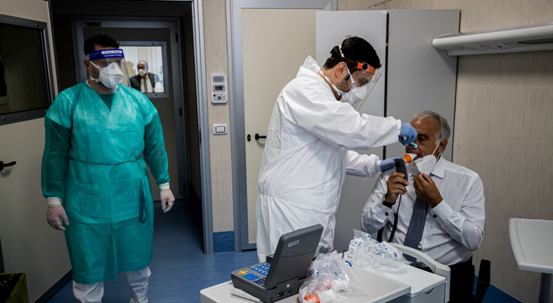 Coronavirus, al Cotugno i medici guariti donano il plasma per curare i pazienti
