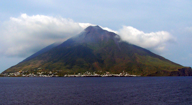 Stromboli, due forti esplosioni sul cratere Nord svegliano l'isola