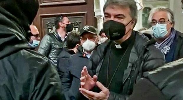 Napoli, i disoccupati entrano nel Duomo incontro con l'arcivescovo Battaglia