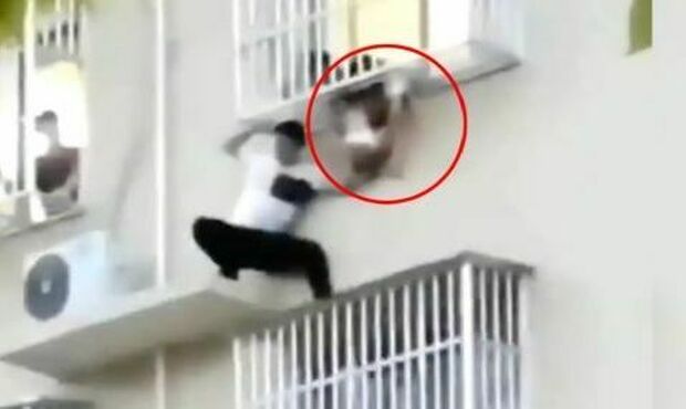 Un uomo rischia la vita per salvare una bambina di due anni rimasta penzoloni su una finestra al sesto piano