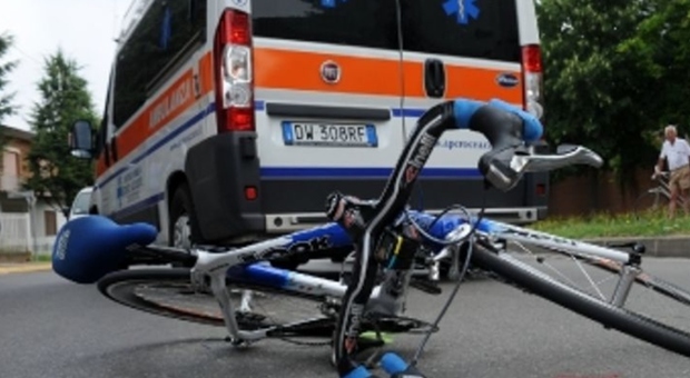Incidente stradale: travolto da un'auto mentre pedalava, morto ciclista