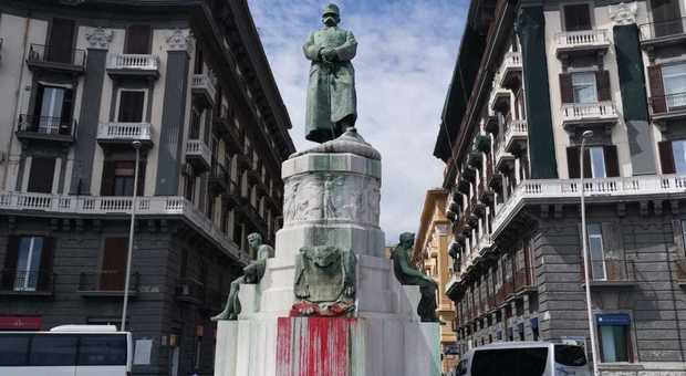 Napoli, vandalizzata la statua di re Umberto I sul lungomare