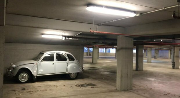 Roma, auto d'epoca nel parcheggio dell'ospedale San Camillo: rimosse le vetture e indagini aperte