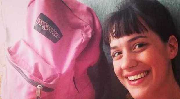 La studentessa fidanzata con il suo zainetto rosa diventa una star su Instagram