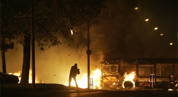 Parigi, in fin di vita il poliziotto aggredito con le molotov nella banlieue