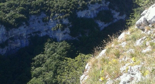 Escursionista si rombe una gamba nella grotta: salvata con l'elicottero
