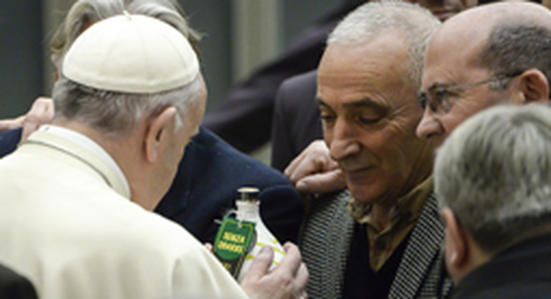 Il Papa riceve in dono l'olio prodotto dai detenuti del carcere di Andria