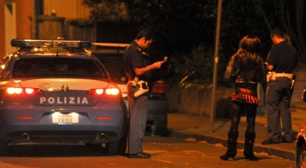 Sieropositiva, malata di epatite e tubercolosi si ferisce al viso e aggredisce 4 poliziotti a Roma