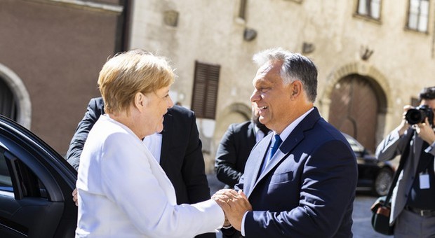 Merkel da Orban per la crepa nella Cortina di ferro