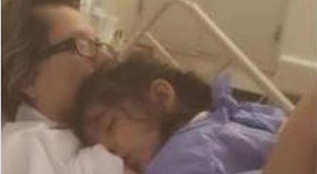Donna in coma si sveglia quando la figlia le chiede di allattarla