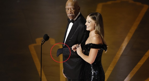 Morgan Freeman sul palco con Margot Robbie con un guanto sulla mano paralizzata
