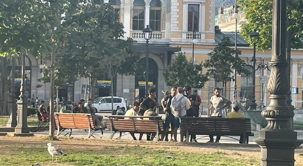 Migranti fuori dalla stazione ferroviaria a Trieste
