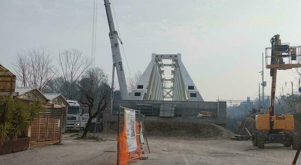 Installato il ponte sul Foglia: tanti curiosi e selfie a Tombaccia per la nuova struttura ciclopedonale