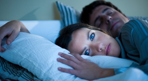 Soffri di insonnia? Chi ha un partner romantico dorme di più