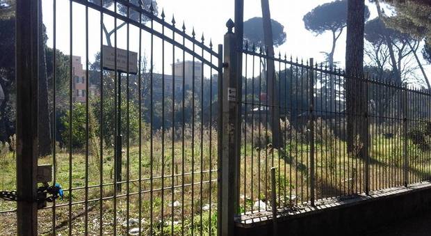 I cancelli del parco Villa Massimo, chiusi da gennaio 2013