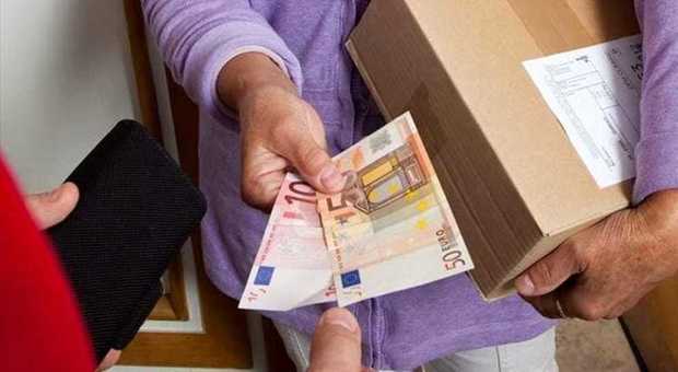 Truffatore si spaccia per corriere e ruba settemila euro a un'anziana