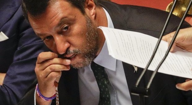 Salvini: «Governo finito per colpa dei no. A Mattarella chiedo il voto». E in Aula bacia il crocifisso