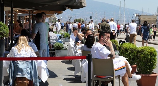 Napoli: folla nei ristoranti sul lungomare, bene il primo sabato di sblockdown
