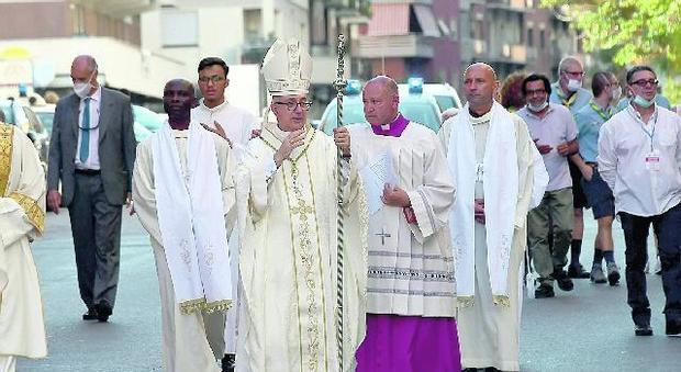 La prima uscita pubblica del vescovo Gianrico Ruzza a Civitavecchia