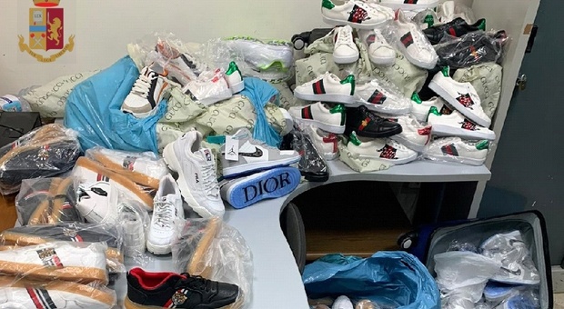 Napoli, a Forcella donna sorpresa con 62 paia di scarpe contraffatte in casa: denunciata
