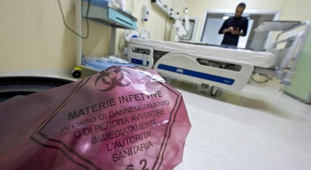 Ebola, contestazione degli infermieri allo Spallanzani: «Con personale dedicato a paziente contagiato, buchi in corsia»