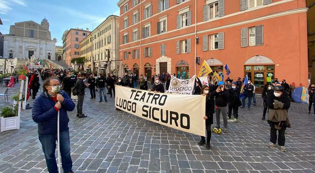 Lavoratori dello spettacolo fermati dal Covid: martedì 23 febbraio manifestazione davanti allo Sferisterio di Macerata