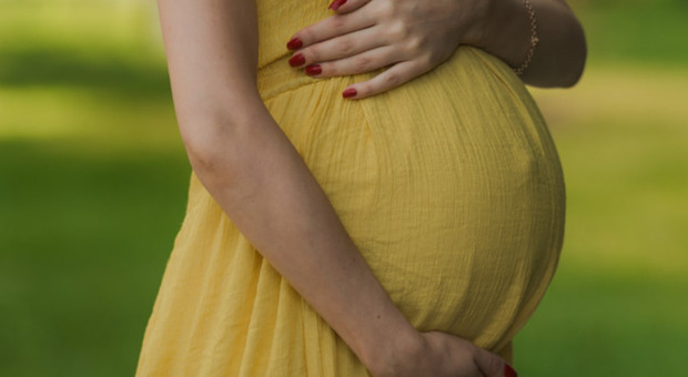 Maternità surrogata diventa reato universale, primo sì alla legge: «Saranno puniti solo cittadini italiani»