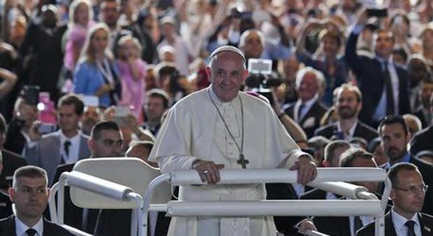 Papa Francesco invia aiuti per 500.000 dollari ai migranti fermi in Messico alla frontiera Usa
