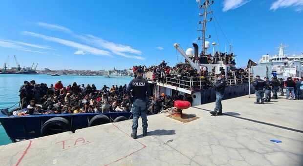 Migranti, la nave delle Ong finita agli scafisti: i pm di Catania aprono un inchiesta
