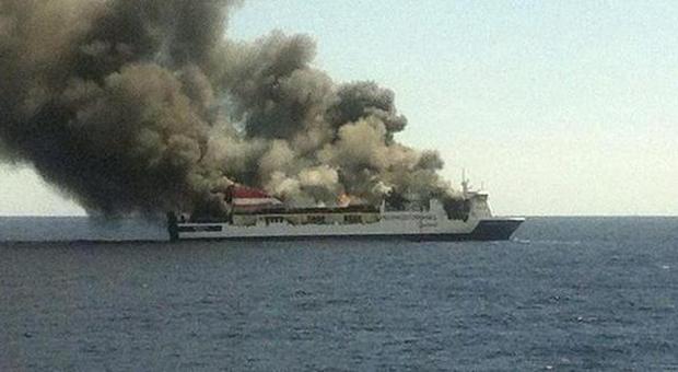 Incendio sulla motonave «Sorrento», evacuati equipaggio e 170 passeggeri: tre marinai feriti